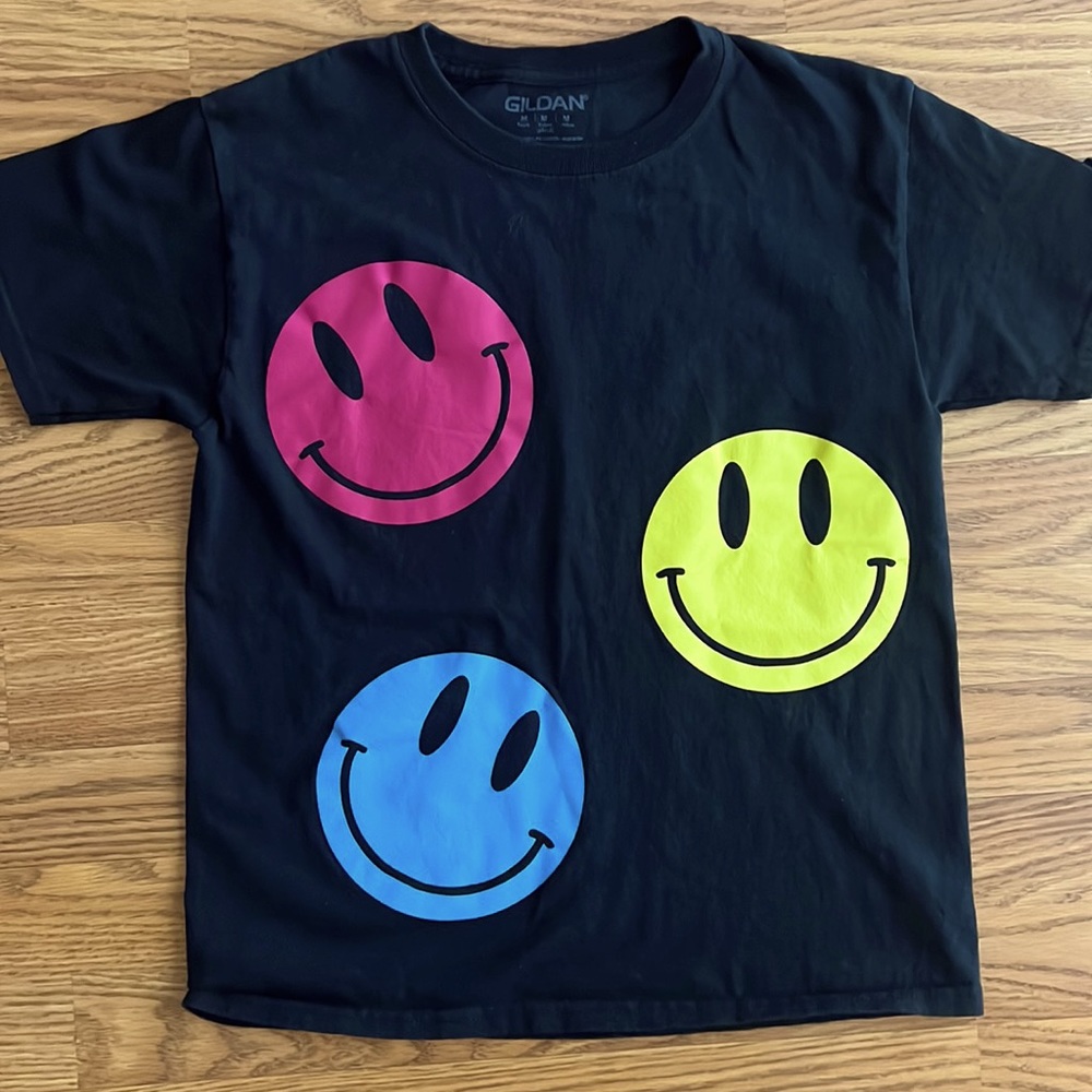 Gildan | 100% Cotton 💯 | t-shirt | Black with smiley Faces. 🙂 Graphic Shirt